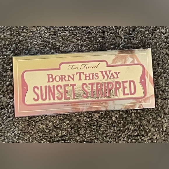 Too Faced The Too Faced Born This Way Sunset Stripped is a 16 pan palette - Picture 2 of 4